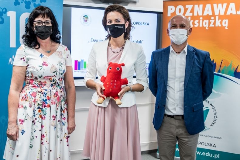 Marta Malec-Lech z zarządu województwa oraz pozostali uczestnicy podczas konferencji prasowej.