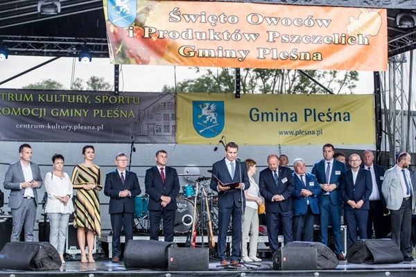 Marszałek Witold Kozłowski, Marta Malec-Lech z zarządu województwa oraz pozostali uczestnicy uroczystości stoją na scenie.