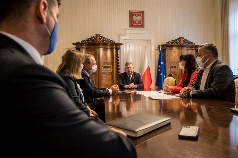 Robocze spotkanie. Przy stole siedzą przedstawiciele gminy Wierzchosławice, marszałek W. Kozłowski, dyrekcja ZDW oraz wicemarszałek Łukasz Smółka. Na stole lezą dokumenty