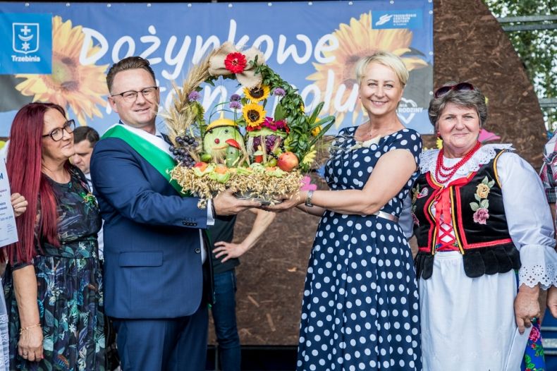 Iwona Gibas z wieńcem dożynkowym