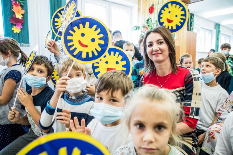 Marta Malec-Lech z zarządu województwa wraz z dziećmi.