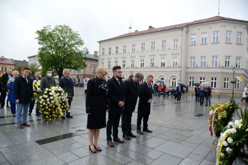 W obchodach 101. rocznicy urodzin Karola Wojtyły w Wadowicach wzięła udział Iwona Gibas z Zarządu Województwa. Uczestnicy uroczystości oddają hołd i składają kwiaty przed pomnikiem św. Jana Pawła II