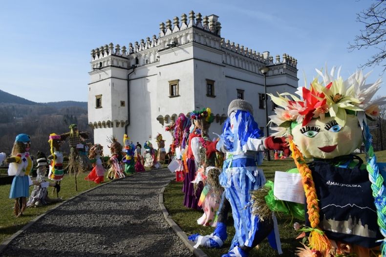 Wystawa prac konkursowych Małopolska Marzanna przed Kasztelem w Szymbarku