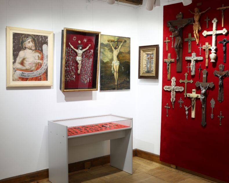 Wystawa przedstawiająca dawne ikony, rzeźby i inne przedmioty sakralne