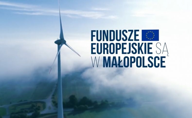 Printscreen z filmu, napis "Fundusze Europejskie są w Małopolsce" na tle zieleni i nieba