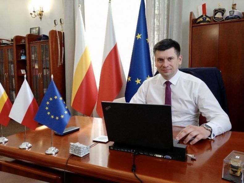 Wicemarszałek Łukasz Smółka podczas spotkania online.
