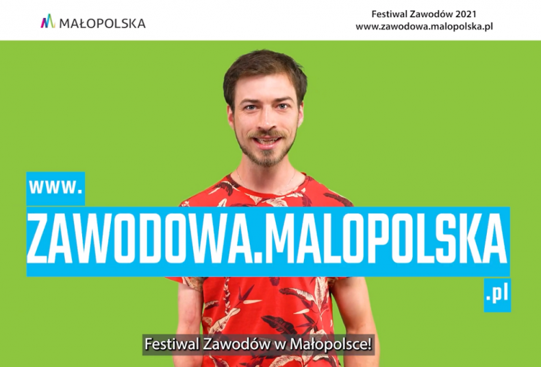 Jan Mela na stoi na zielonym tle, na dole ekranu widoczny napis z zaproszeniem na Festiwal Zawodów w Małopolsce