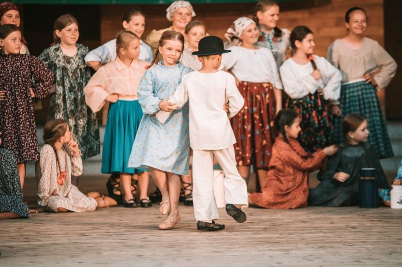 Tańczące dzieci w strojach regionalnych