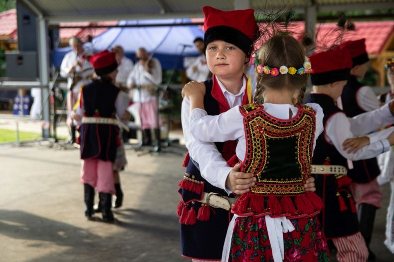 Tańcząca dwójka dzieci w strojach krakowskich