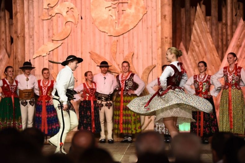 Międzynarodowy Festiwal Folkloru Ziem Górskich w Zakopanem - na zdjęciu tańczący górale.