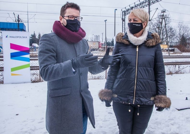 Iwona Gibas z zarządu województwa wizytuje nową infrastrukturę w Wadowicach.