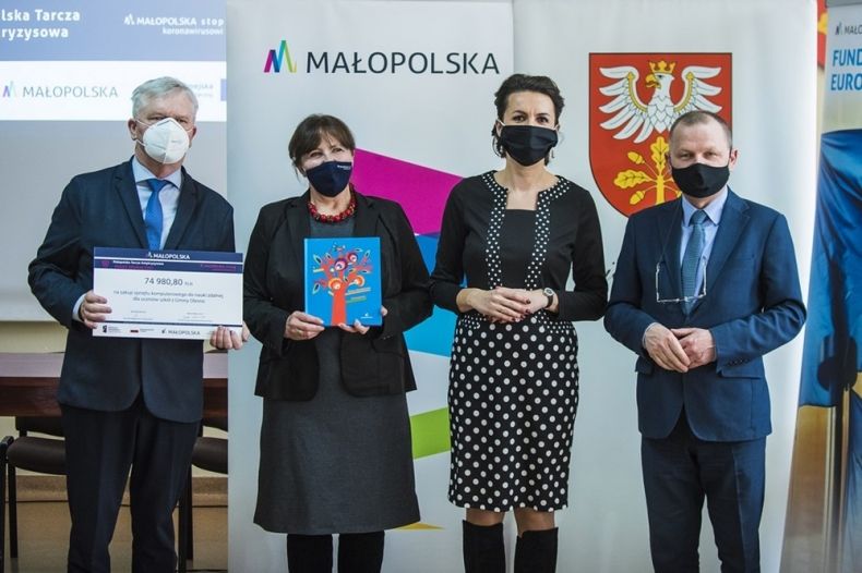 Marta Malec-Lech z zarządu województwa i Anna Mikosz radna wojewódzka wraz z uczestnikami spotkania w Dąbrowie Tarnowskiej. W tle baner z napisem Małopolska.