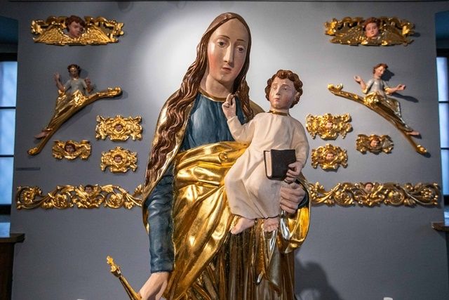 Rzeźba przedstawiająca Matkę Boską z Dzieciątkiem.