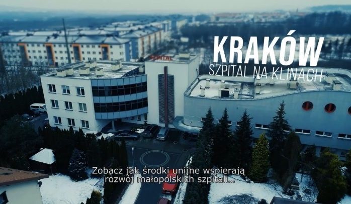 Widok z góry na krakowski Szpital na Klinach, na dole napis "Zobacz jak środki unijne wspierają rozwój małopolskich szpitali"