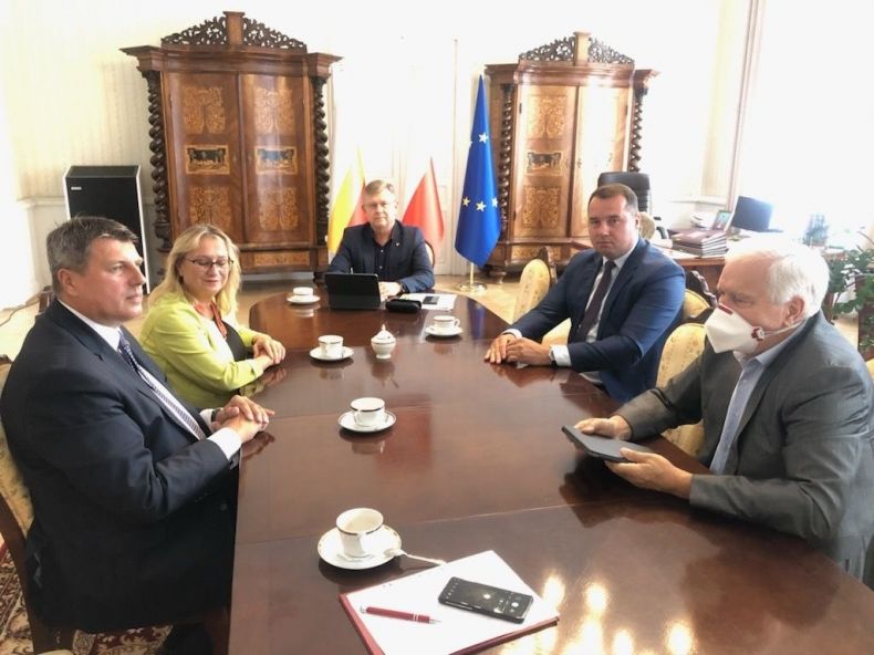 Marszałek Witold Kozłowski z Kazimierzem Barczykiem, Dawidem Chrobakiem, Małgorzatą Małuch oraz Grzegorzem Cichym