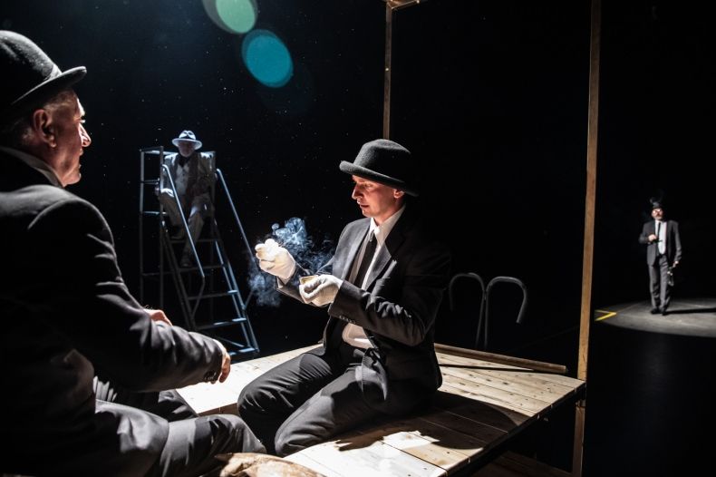 Aktorzy z Teatru Witkacego podczas spektaklu pt. Akt przerywany.
