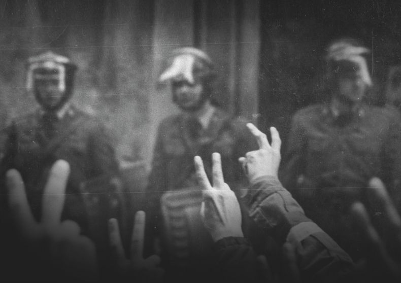 zdjęcie z czasów stanu wojennego przedstawiające trzech policjantów
