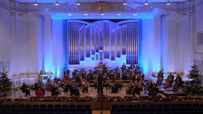Sala filharmonii, na scenie orkiestra w pełnym składzie