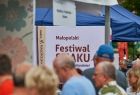 Małopolski Festiwal Smaku widok na baner i ludzi pomiędzy stoiskami