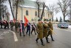 Pochód rocznicowy, na czele mężczyźni w mundurach