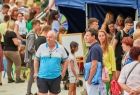 publiczność odwiedzająca kolejne stoiska na Festiwalu