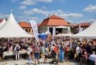 Widok na rynek i scenę z logotypami Małopolska.