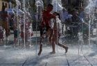 Dzieci bawiące się w fontannie.