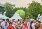 widok ogólny na Małopolski Festiwal Smaku tłum ludzi wokół poszczególnych stoisk