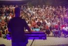 na pierwszym planie klawiszowiec zespołu Raz Dwa Trzy a na drugim licznie zebrana publiczność która przybyła na koncert