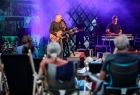 koncert zespołu Raz Dwa Trzy podczas festiwalu - prezentacja na zdjęciach kolejnych muzyków zespołu wokalista i giarzysta