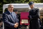Minister Andrzej Adamczyk wręcza na ręce Prezesa OSP Dawida Glenia wyróżnienie.