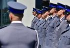 Policjanci w mundurach podczas uroczystego apelu