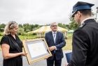 Józef Gawron wręcza Nagrodę Województwa Małopolskiego Polonia Minor
