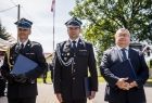 Wicemarszałek Łukasz Smółka stoi z ministrem Adamczykiem i strażakiem.