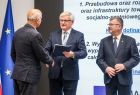 Wicemarszałek Józef Gawron przekazuje umowę przedstawicielowi Gminy Sułoszowa.