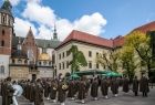 Orkiestra reprezentacyjna straży granicznej na tle Katedry Wawelskiej.