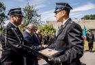 Prezes OSP Dawid Gleń wręcza dyplom wicemarszałkowi Łukaszowi Smółce.