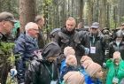 Grupa uczestników akcji na tle zieleni lasu