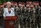 Iwona Gibas z zarządu województwa przemawia do zgromadzonych na wydarzeniu. Za nią widoczni żołnierze.