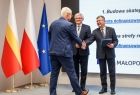 Marszałek Witold Kozłowski przekazuje umowę przedstawicielowi Gminy Mogilany.