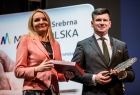 Wicemarszałek Łukasz Smółka stoi na scenie w minister Ścigaj.