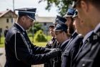 Wicemarszałek Łukasz Smółka przypina odznaczenie strażakowi.