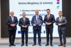 Marszałek Witold Kozłowski i wicemarszałkowie Łukasz Smółka i Józef Gawron stoją na scenie z przedstawicielem Gminy Mogilany.