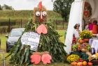 Kurczak zrobiony z plonów rolnych z napisem Jestem panem tej posiadłości, serdecznie witam przybyłych tu gości. KGW Kamień.