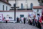 Krzyż Katyński a obok poczty Solidarności.