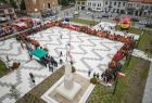 Widok z lotu ptaka na proszowicki rynek podczas zawodów