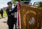 Wicemarszałek Łukasz Smółka dekoruje sztandar OSP.