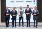 Marszałek Witold Kozłowski i wicemarszałkowie Łukasz Smółka i Józef Gawron stoją na scenie z przedstawicielem Gminy Iwanowice.