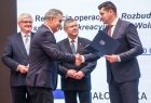 Wicemarszałek Łukasz Smółka przekazuje umowę przedstawicielowi Gminy Krzeszowice.
