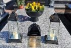 grobowiec zmarłego samorządowca, na płycie nagrobnej leżą kwiaty i znicze